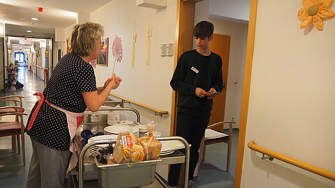 Unterstützung bei der Essensausgabe