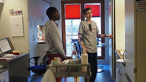 Pflegefachkraft Andrea erklärt die medizinische Versorgung